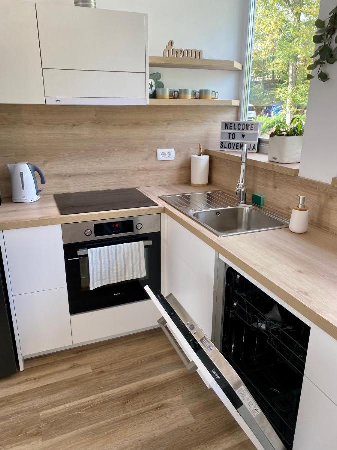 Sunny Oak Estate Apartment Menges ภายนอก รูปภาพ