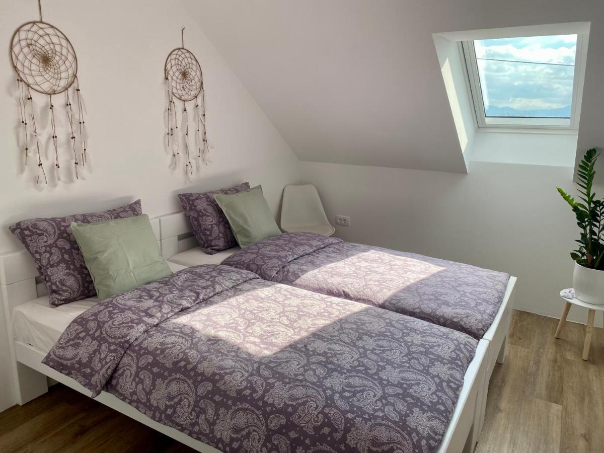 Sunny Oak Estate Apartment Menges ภายนอก รูปภาพ