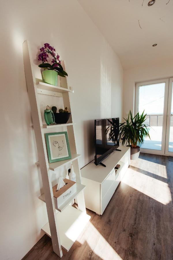 Sunny Oak Estate Apartment Menges ภายนอก รูปภาพ