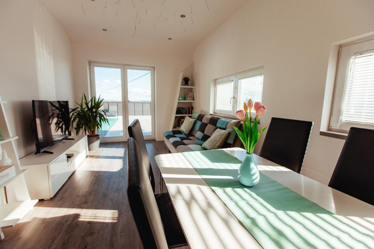 Sunny Oak Estate Apartment Menges ภายนอก รูปภาพ
