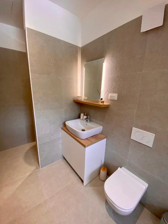 Sunny Oak Estate Apartment Menges ภายนอก รูปภาพ