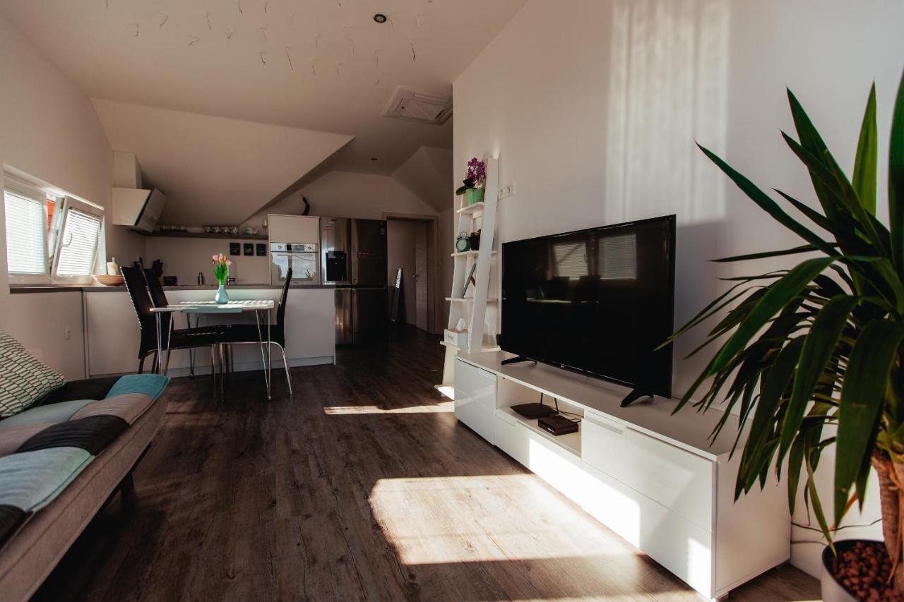 Sunny Oak Estate Apartment Menges ภายนอก รูปภาพ