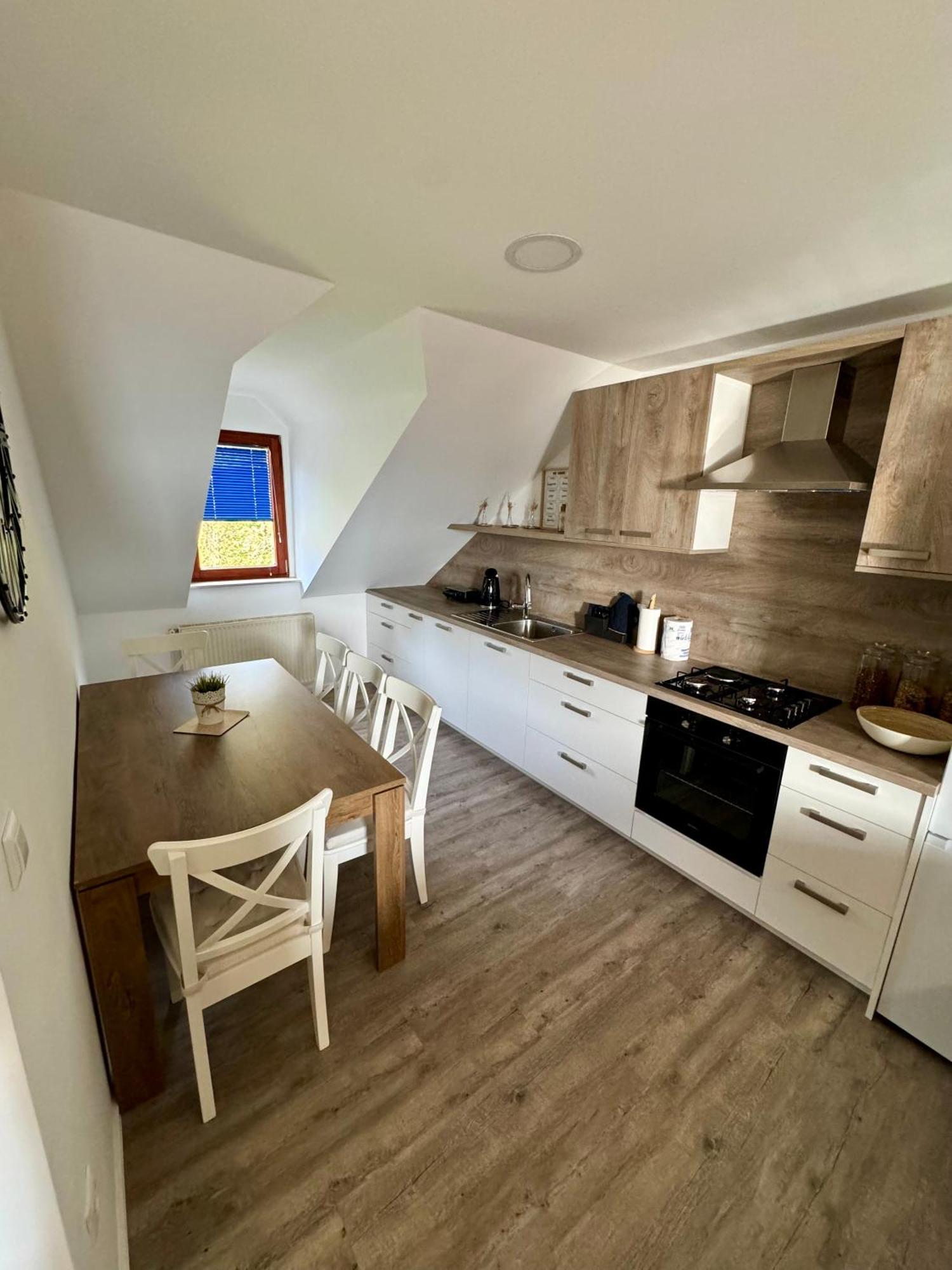 Sunny Oak Estate Apartment Menges ภายนอก รูปภาพ