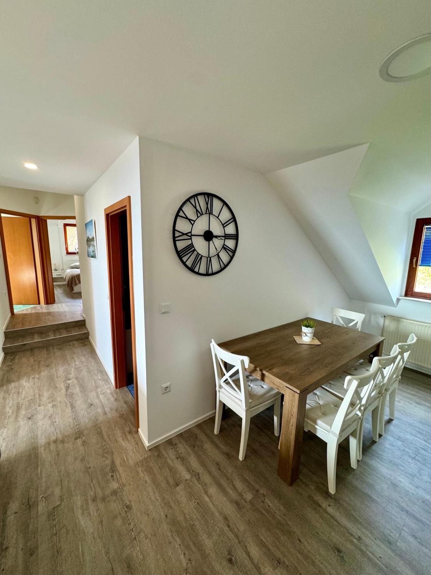 Sunny Oak Estate Apartment Menges ภายนอก รูปภาพ