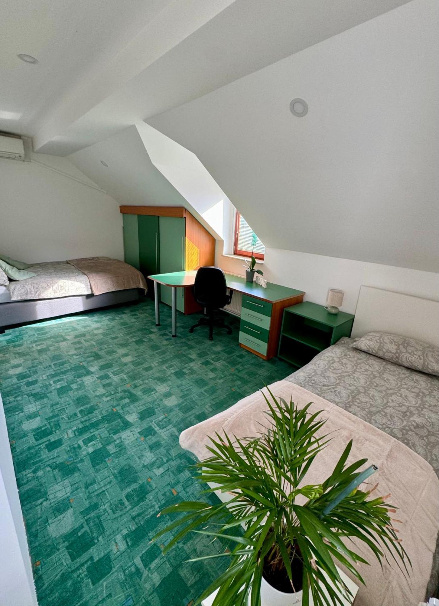 Sunny Oak Estate Apartment Menges ภายนอก รูปภาพ