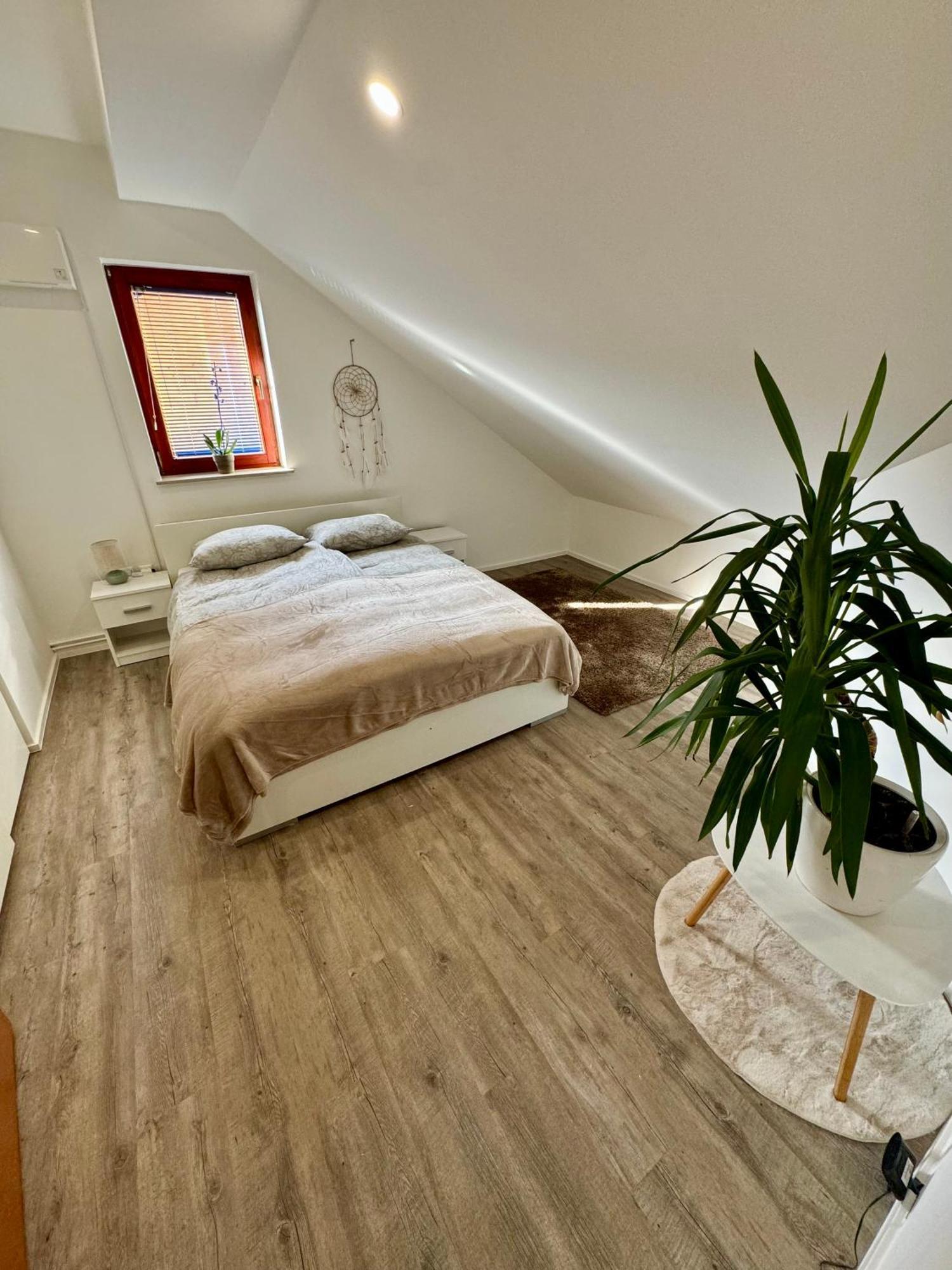 Sunny Oak Estate Apartment Menges ภายนอก รูปภาพ